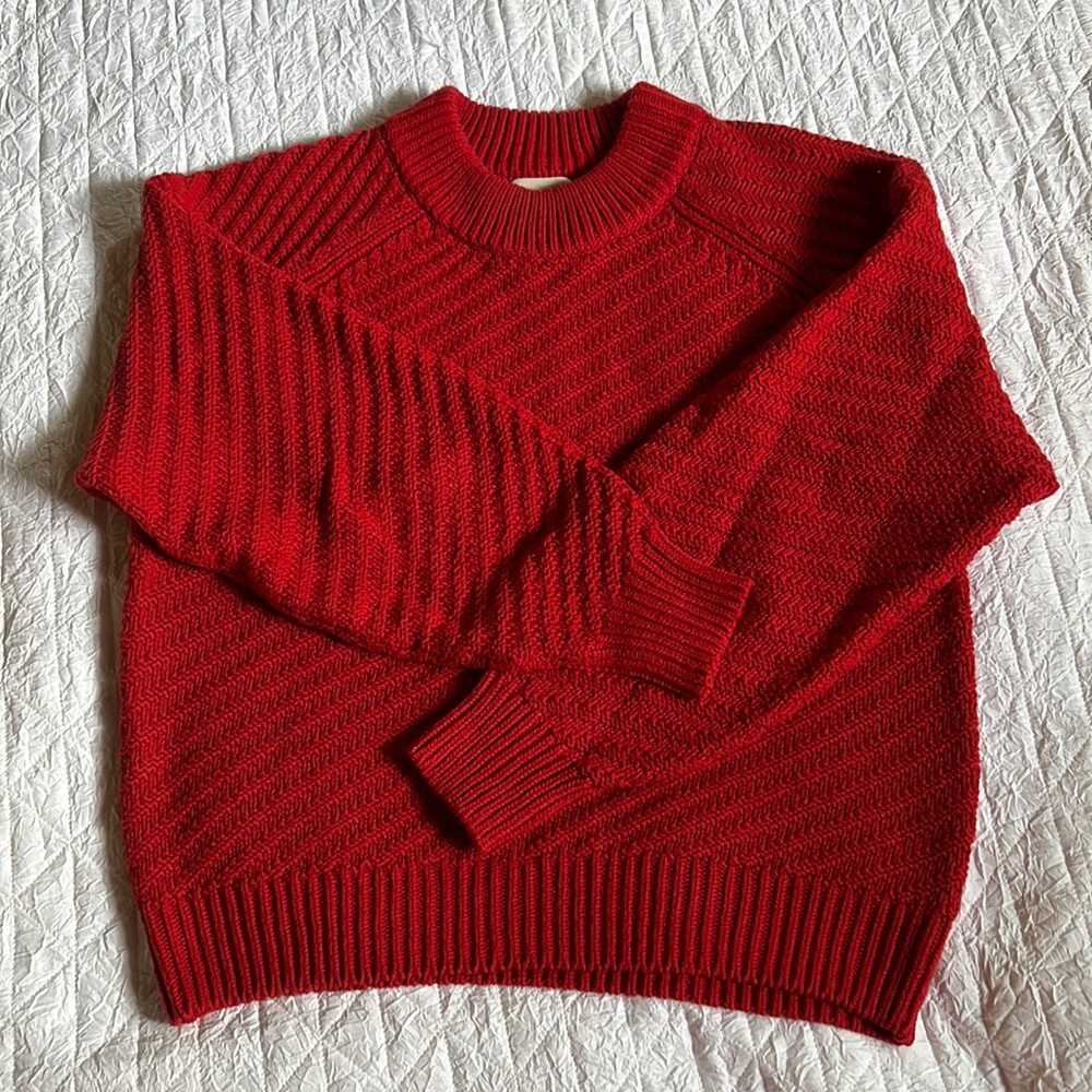 Red Universal Thread Knot Sweater, size M